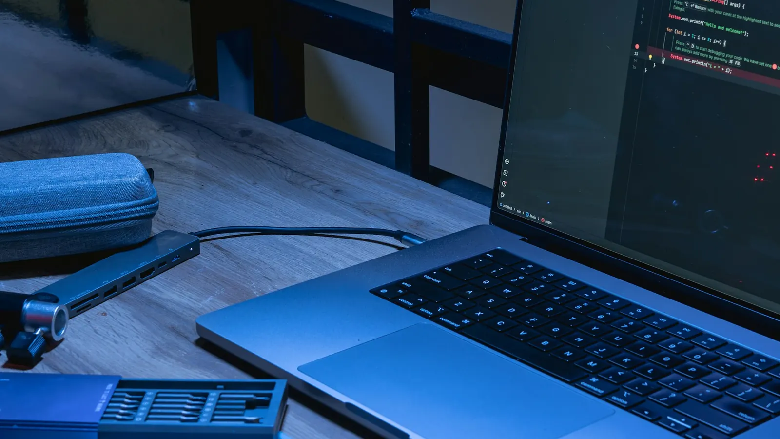 Postazione di sviluppo con laptop, codice e smartphone