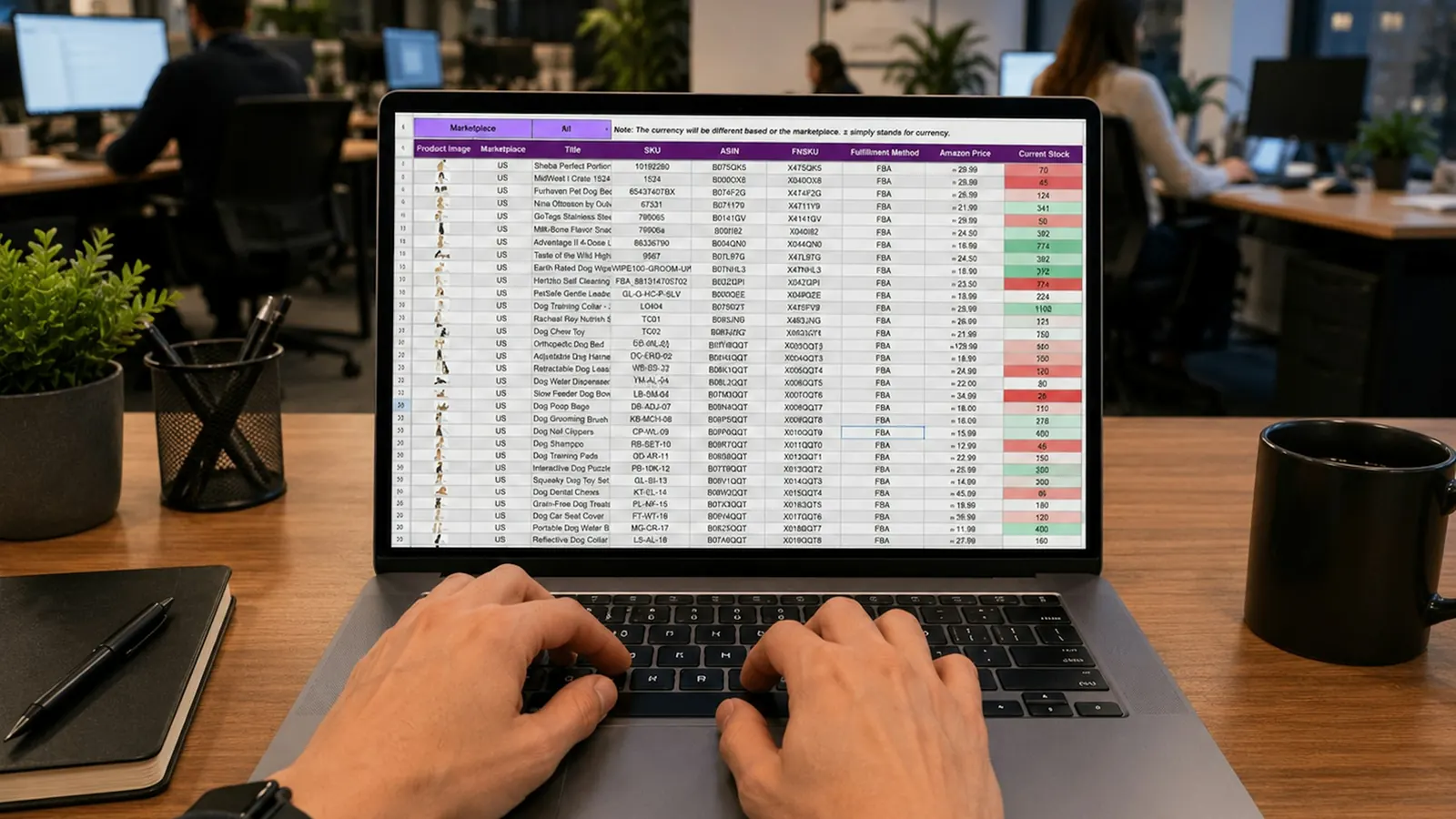 Persona al lavoro su un foglio di calcolo con dati di inventario