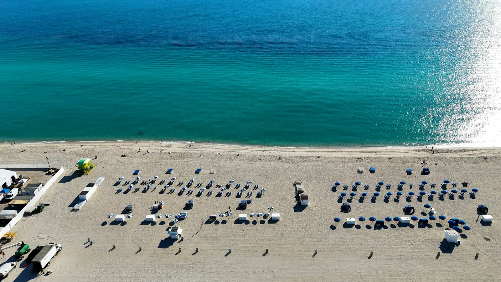 Vista aerea di uno stabilimento balneare con file di ombrelloni e lettini