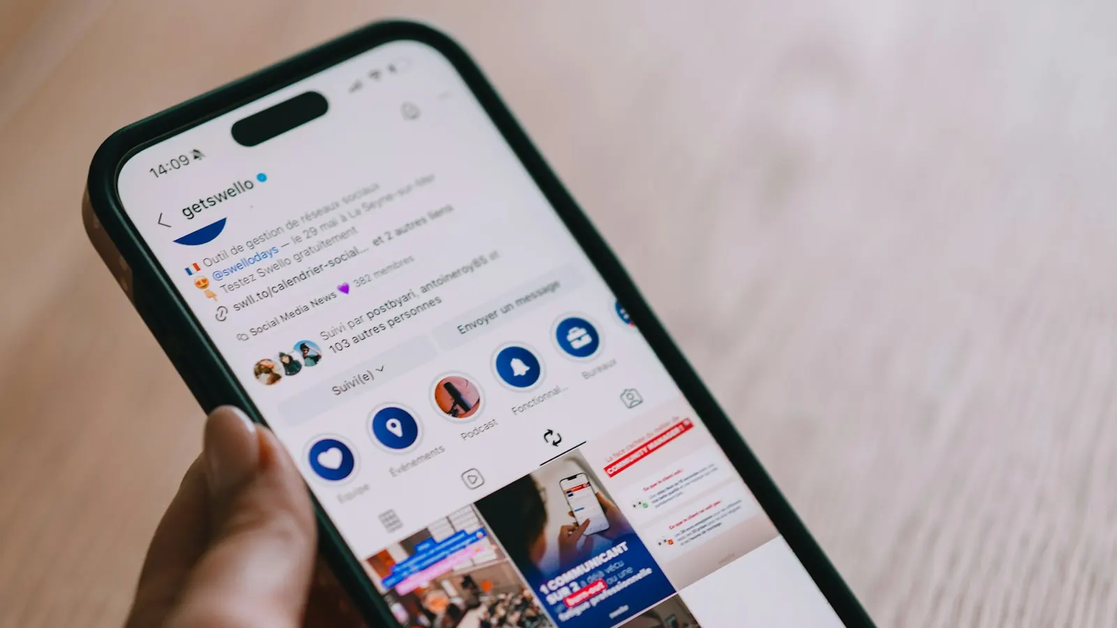 Smartphone aperto su un profilo social professionale