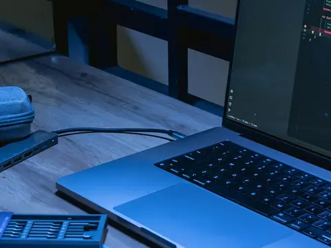 Postazione di sviluppo con laptop e smartphone