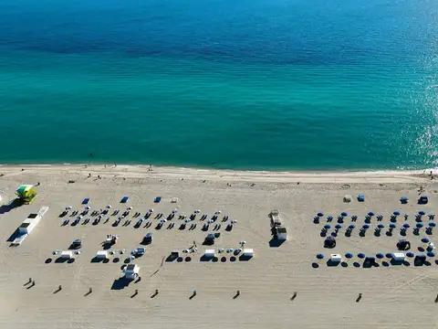 Vista aerea di uno stabilimento balneare con file di ombrelloni