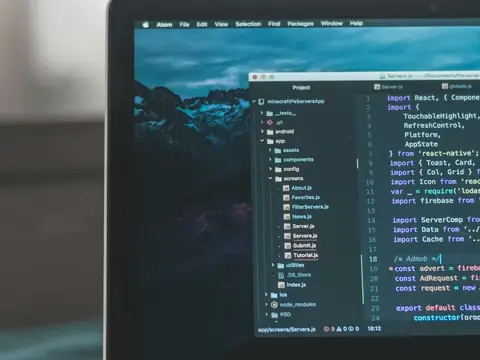 Schermo di un computer con codice di un progetto web