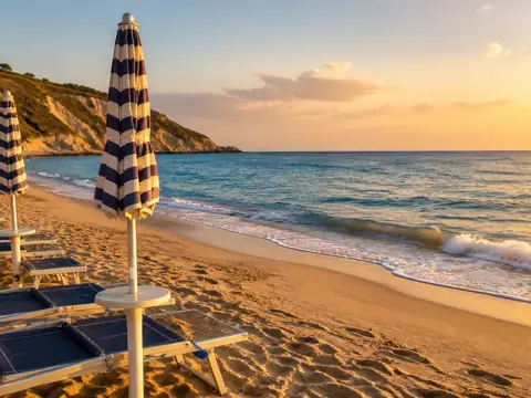 Ombrelloni e lettini su una spiaggia italiana al tramonto