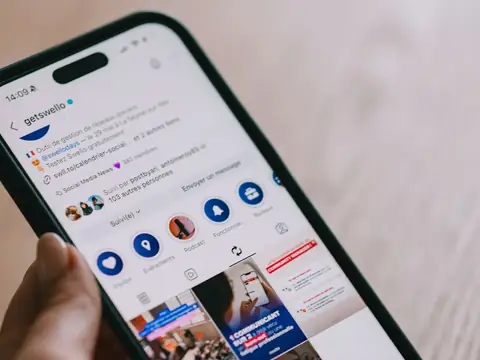 Smartphone aperto su un profilo social professionale